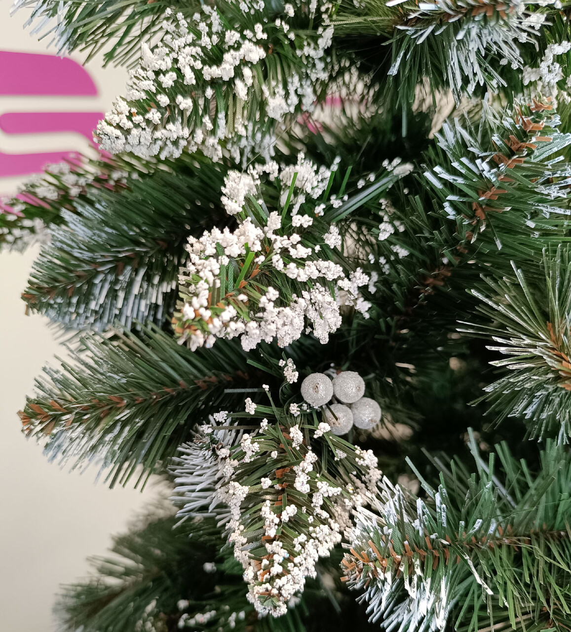 Brad artificial Christmas Deluxe by Sersimo, Crystal nins cu merisoare, 2D, 220cm — imaginea 8