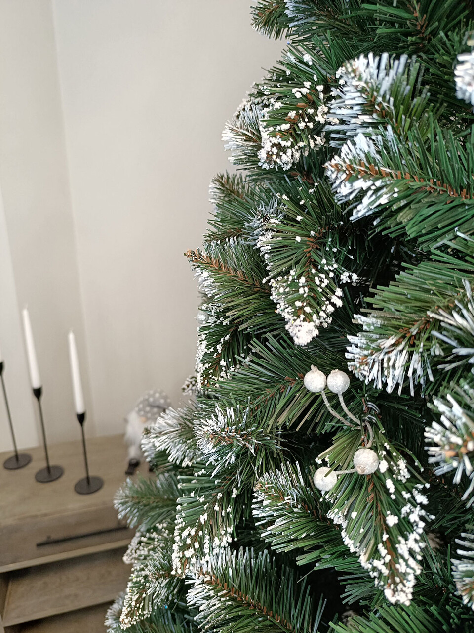 Brad artificial Christmas Deluxe by Sersimo, Crystal nins cu merisoare, 2D, 250cm - imagine 17