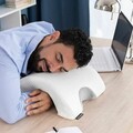 Perna cervicala vascoelastica pentru cupluri Cozzy, InnovaGoods, 36 x 12.5 x 30.5 cm, ergonomica, alb/gri