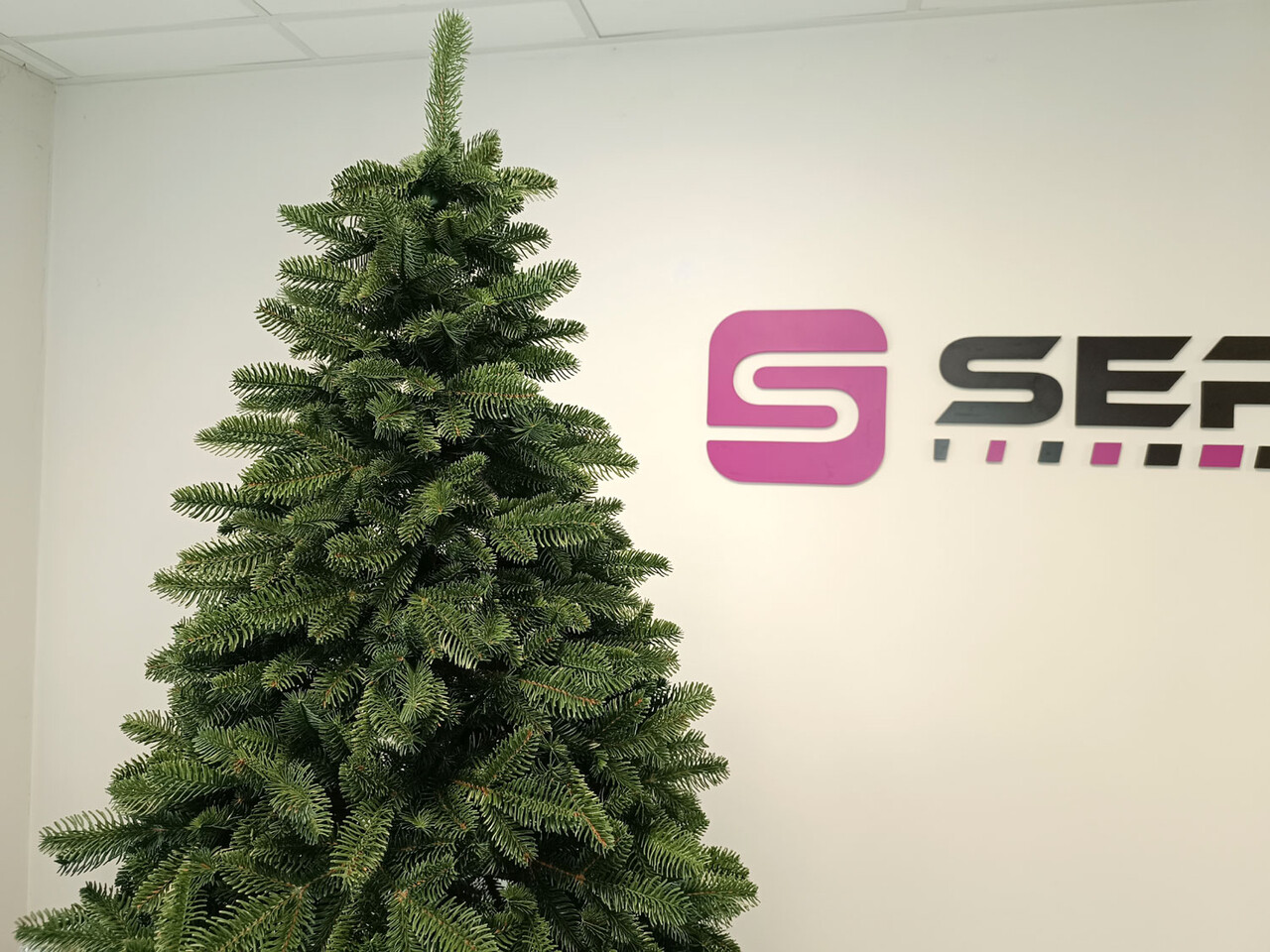 Brad artificial Christmas Deluxe by Sersimo, Canada verde, 3D, 210cm — imaginea 15
