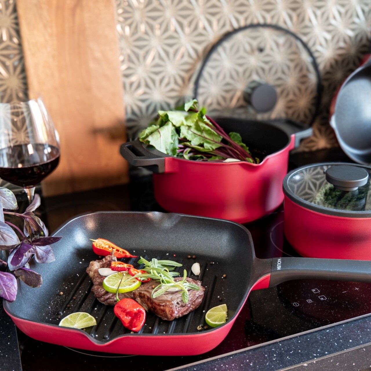 Tigaie Wok cu capac Noel, Ambition, 28 cm, aluminiu, visiniu/negru