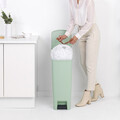 Cos de gunoi cu pedala, Brabantia, StepUp, 40 L, 35.2x28x66.6 cm, polipropilena, verde jad