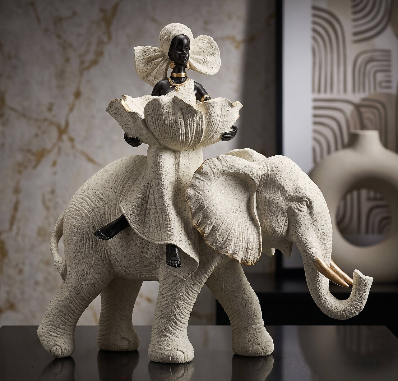 Statueta / figurina decorativa, Mauro Ferretti, African Woman on Elephant, 29x13x29 cm, polirasina, nisip