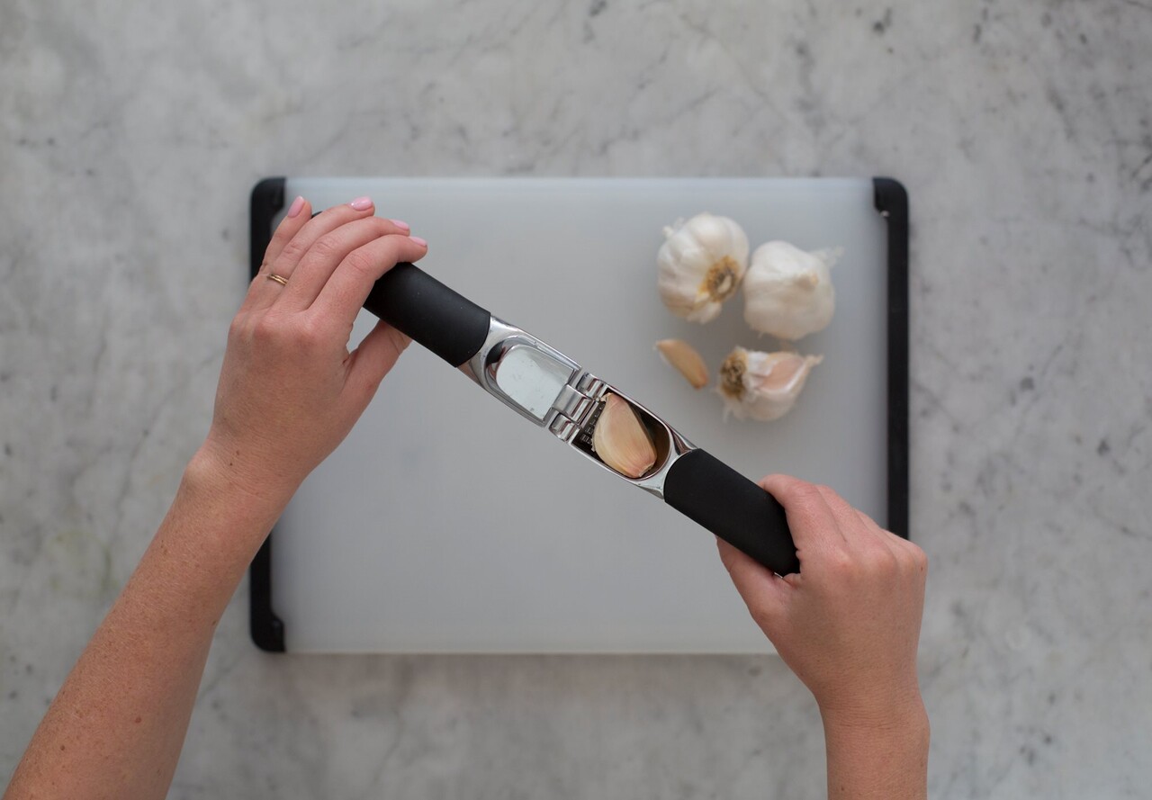 Presa usturoi, zinc, 18 cm, "Good Grips" - OXO - imagine 7