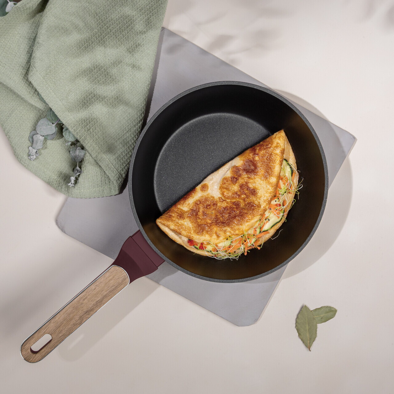 Tigaie adanca cu capac Berlinger Haus, Leonardo Nordic, 24 cm, 2.3 L, aluminiu forjat, visiniu mat - imagine 2