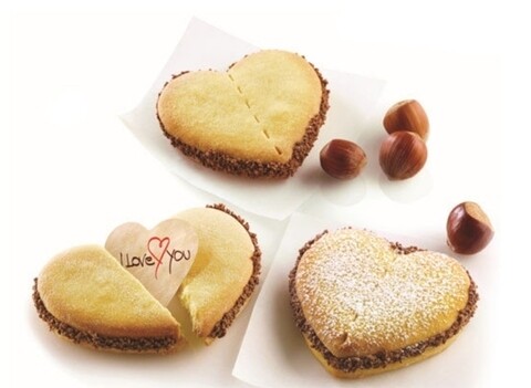 Set forma pentru biscuiti si 80 etichete Surprise, Silikomart, model inima