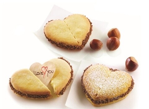 Set forma pentru biscuiti si 80 etichete surprise, silikomart, model inima