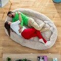 Perna de podea pentru relaxare Human Dog Bed XXL, InnovaGoods, 190 x 140 x 25 cm, poliester, bej
