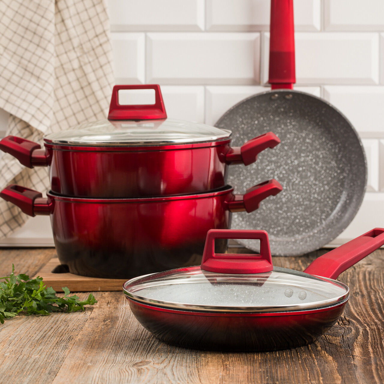 Oala cu capac Ombre Red, Ambition, invelis Qualum Ceramic Stone, 4.3 L, aluminiu, rosu/negru - imagine 3