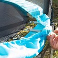Trambulina copii cu plasa de siguranta Kidine, InnovaGoods, max 80kg, Ø140 x 120 cm, albastru/negru