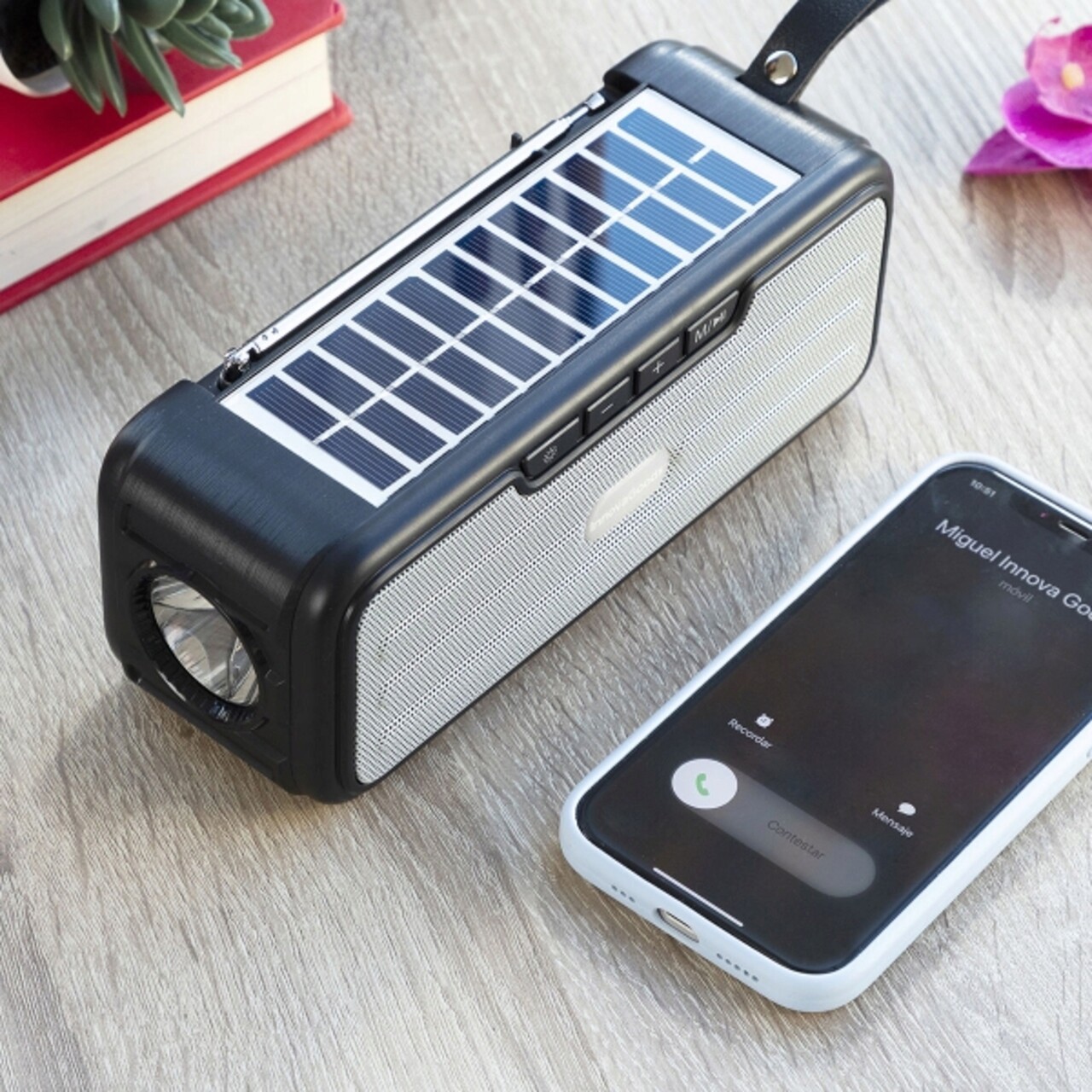 Boxa Wireless Cu Incarcare Solara Sau USB Si Lanterna LED Sunker, Innovagoods, Radio, 19.3 X 7.6 X 7 Cm