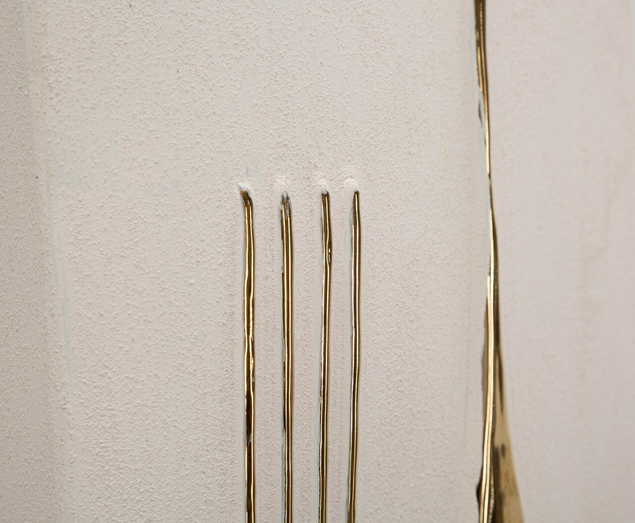 Decoratiune de perete, Mauro Ferretti, Mumbasa, 26x6.5x39.5 cm, ceramica, alb/auriu - imagine 3