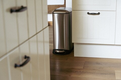 Cos de gunoi cu pedala Design, Wenko, 23.5x41x55 cm, inox/polipropilena, argintiu/negru