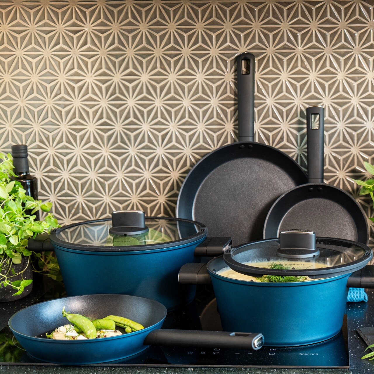 Oala cu capac Azzurro, Ambition, 20 cm, 2.3 L, aluminiu, albastru/negru