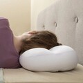 Perna antirid cu forma de nor 3D Wrileep InnovaGoods, 46.5 x 28.5 x 12.5 cm, alb