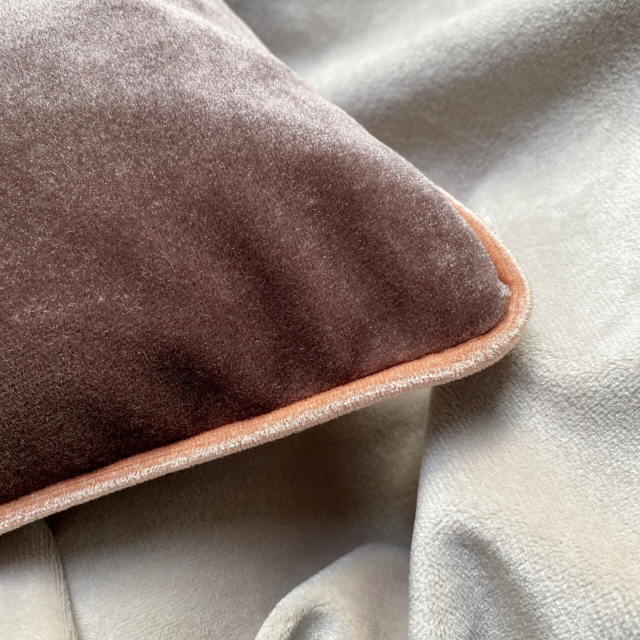 Husa de perna, Lavender Ash Velvet Pillow Cover, 43x43 cm, Polipropilena, Lavandă / Pulbere - 1 | YEO