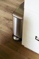 Cos de gunoi cu pedala Design, Wenko, 20.5x36x46 cm, inox/polipropilena, argintiu/negru