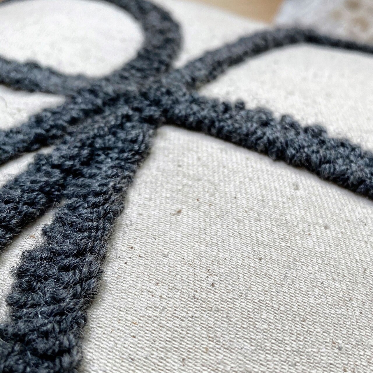 Husa de perna, Gerra Organic Woven Punch PillowCover, 43x43 cm, Gri