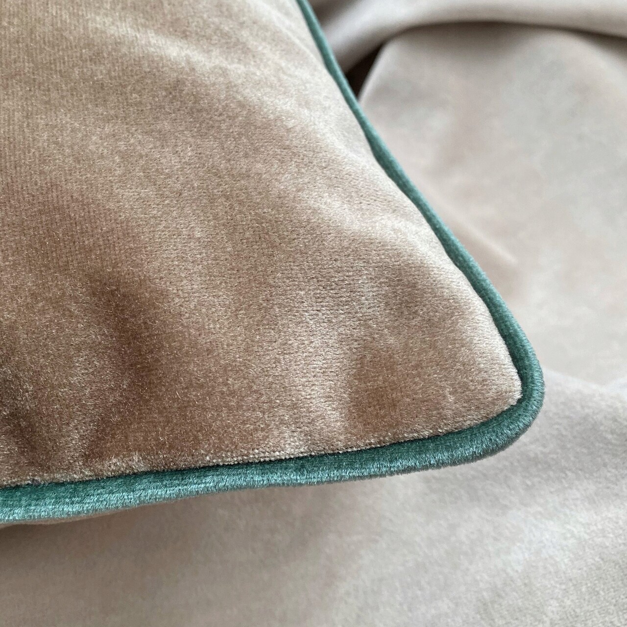 Husa de perna, Mink Velvet Pillow Cover, 43x43 cm, Polipropilena, Nurca / Crema - 1 | YEO