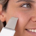 Aparat de curatare faciala cu ultrasunete 4-in-1 Falnik, InnovaGoods, USB, alb/albastru