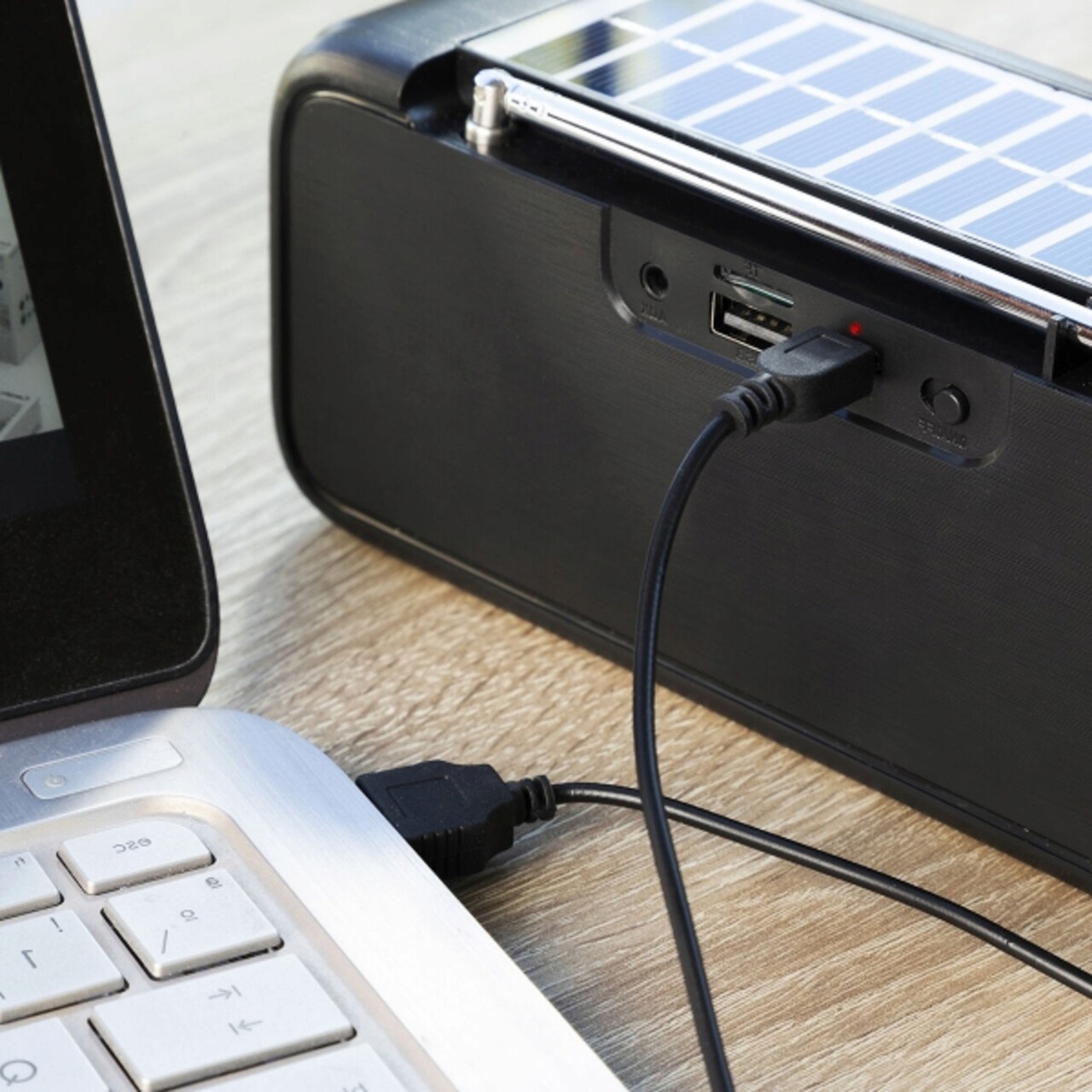 Boxa Wireless Cu Incarcare Solara Sau USB Si Lanterna LED Sunker, Innovagoods, Radio, 19.3 X 7.6 X 7 Cm
