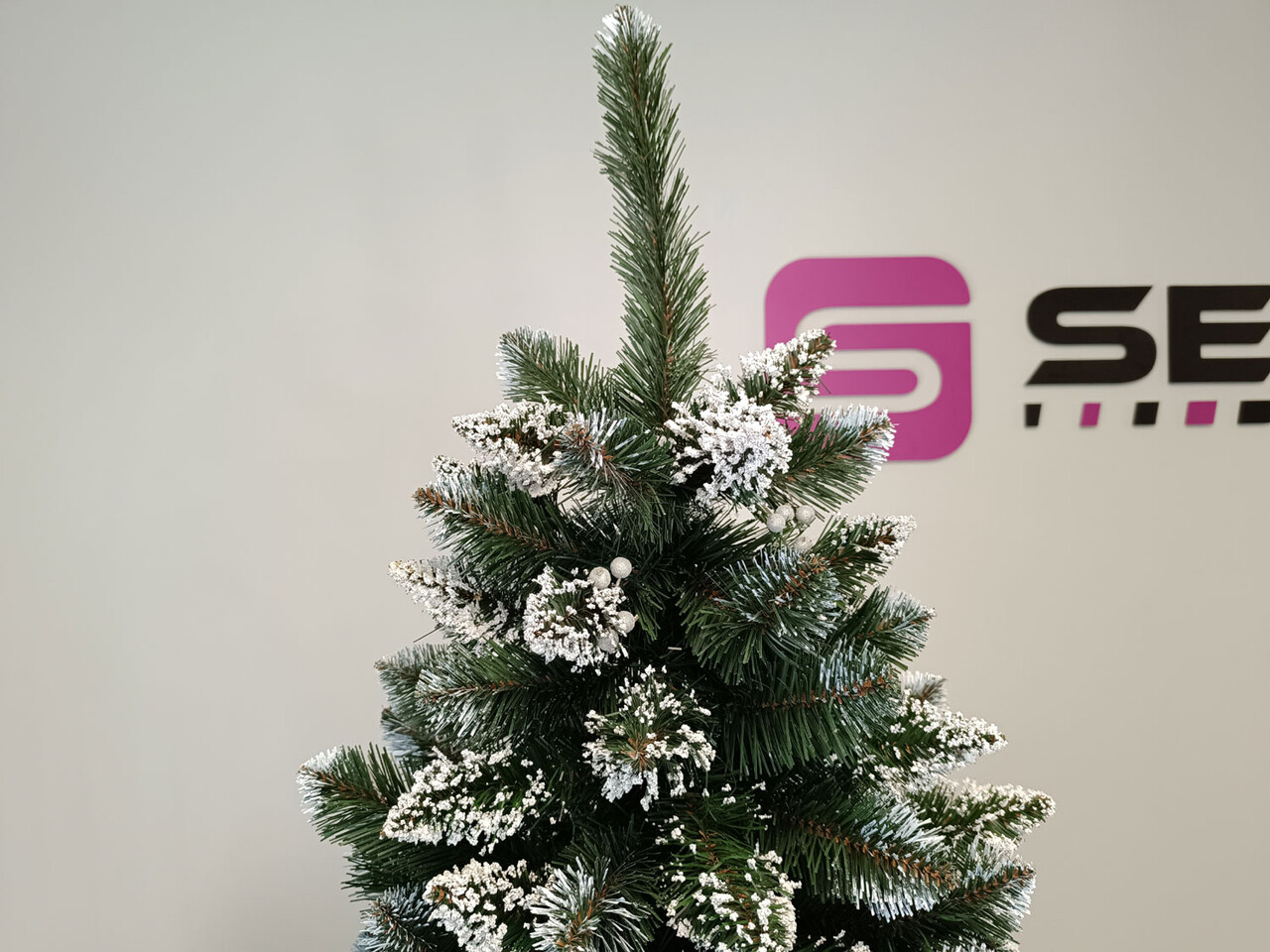 Brad artificial Christmas Deluxe by Sersimo, Crystal nins cu merisoare, 2D, 200cm — imaginea 9