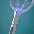 Paleta electrica anti-insecte reincarcabila 2 in 1 cu lumina UV, KL Rak, InnovaGoods, 44.5 x 18 cm, alb/gri