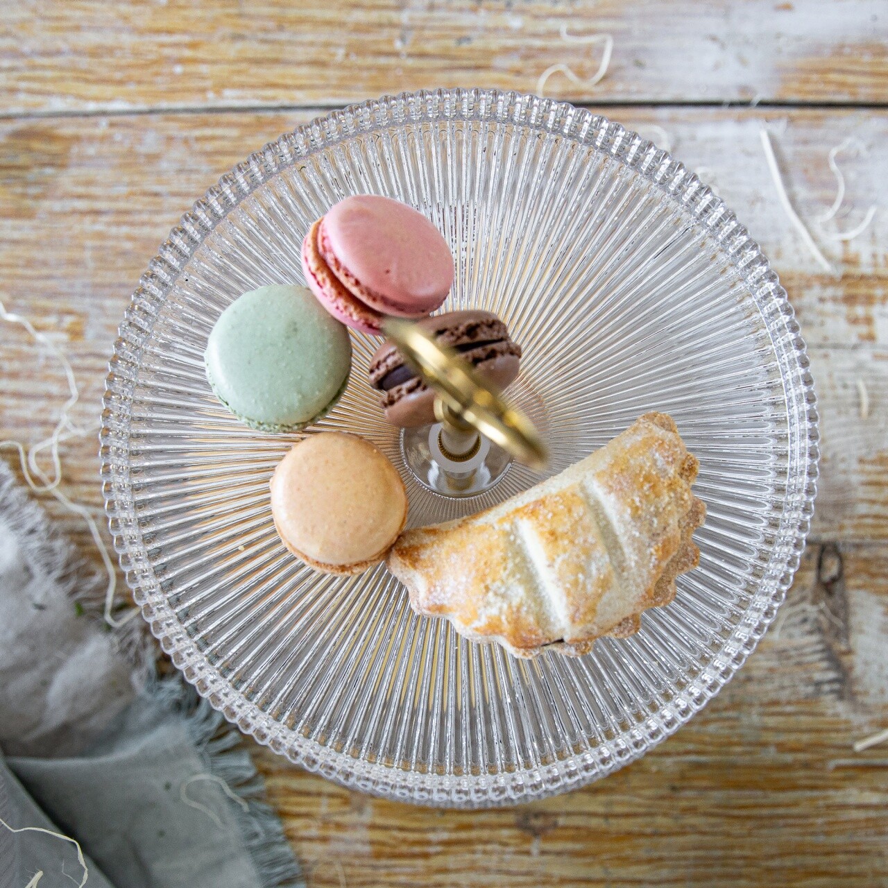 Suport prajituri cu 2 nivele Curly, Ambition, 18 cm/26 cm, otel/sticla, auriu/transparent