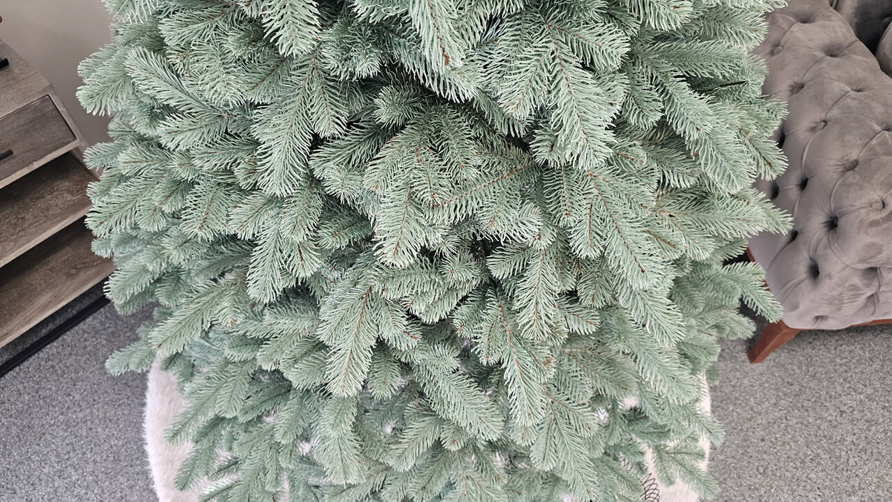 Brad artificial Christmas Deluxe by Sersimo, Kovalivska argintiu, 3D, 210cm