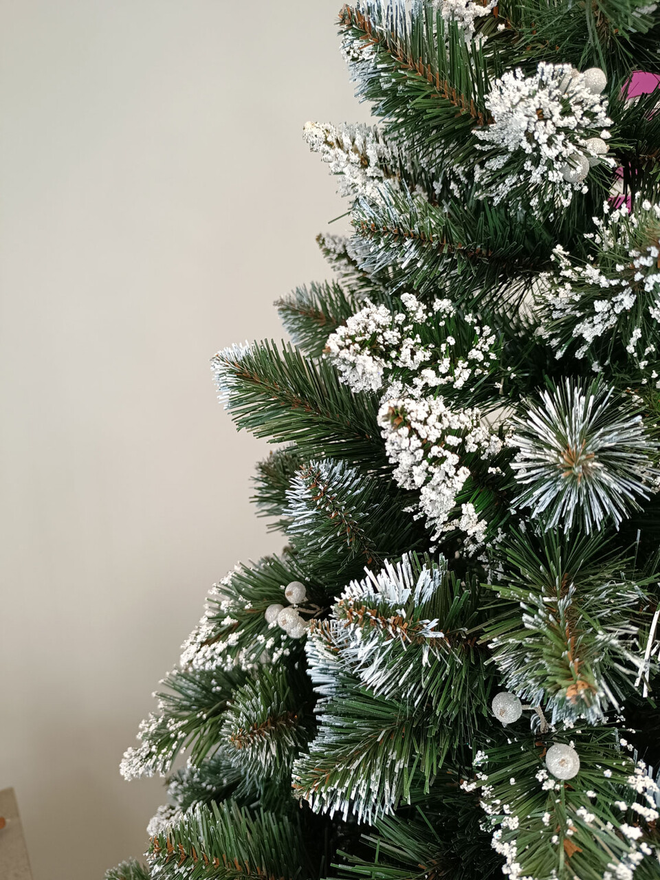 Brad artificial Christmas Deluxe by Sersimo, Crystal nins cu merisoare, 2D, 200cm — imaginea 6
