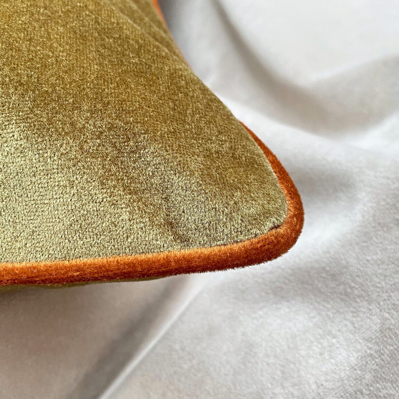 Husa de perna, Olive Velvet Pillow Cover, 43x43 cm, Polipropilena, Cupru măslin - 1 | YEO
