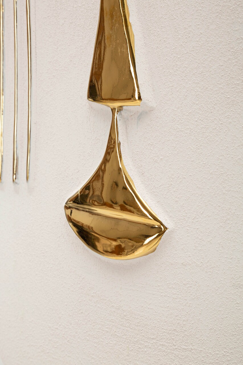 Decoratiune de perete, Mauro Ferretti, Mumbasa, 26x6.5x39.5 cm, ceramica, alb/auriu - imagine 2