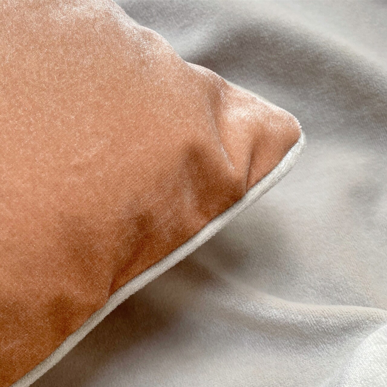 Perna, Candy Velvet Pillow With İnsert, 43x43 cm, Polipropilena, Roz / Bej pudrat - 1 | YEO