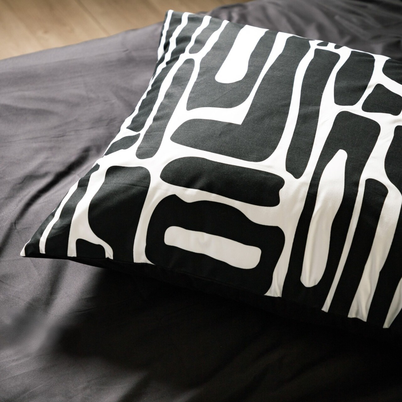 Lenjerie de pat King Size, Twilight, Homla, 3 piese, 200x220 cm, microfibra din poliester, negru/alb