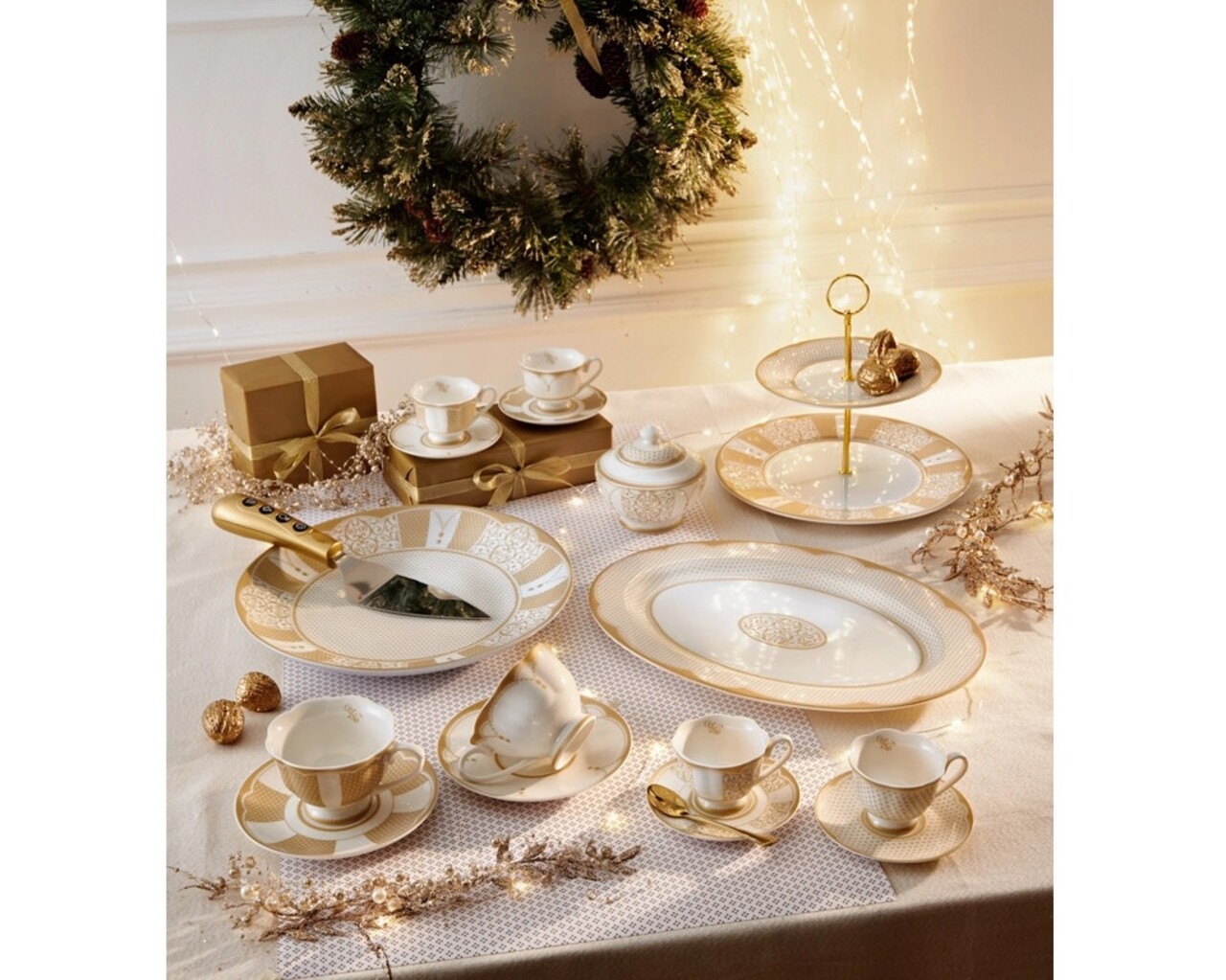 Set 2 cesti cu farfurie pentru cafea, Golden Eye v2, Brandani, D11.5x6 cm, portelan New Bone China