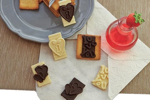 Forma de copt din silicon Tags In Love, Silikomart Easy Choco, 16 forme, 30 x 17.5 cm
