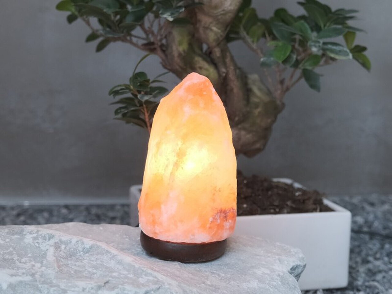 Lampa din piatra de sare Beper, 8.9x17 cm, E14, 15W, piatra naturala/lemn de fag, multicolor