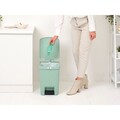 Cos de gunoi cu pedala, Brabantia, StepUp, 25 L, 35.2x28x40.9 cm, polipropilena, verde jad