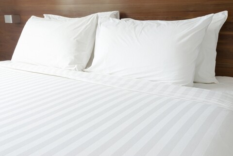 Lenjerie de pat pentru doua persoane, Boutique Damasc, Premium, 4 piese, amestec bumbac, TC 250, 150 gr/mp, alb Guest