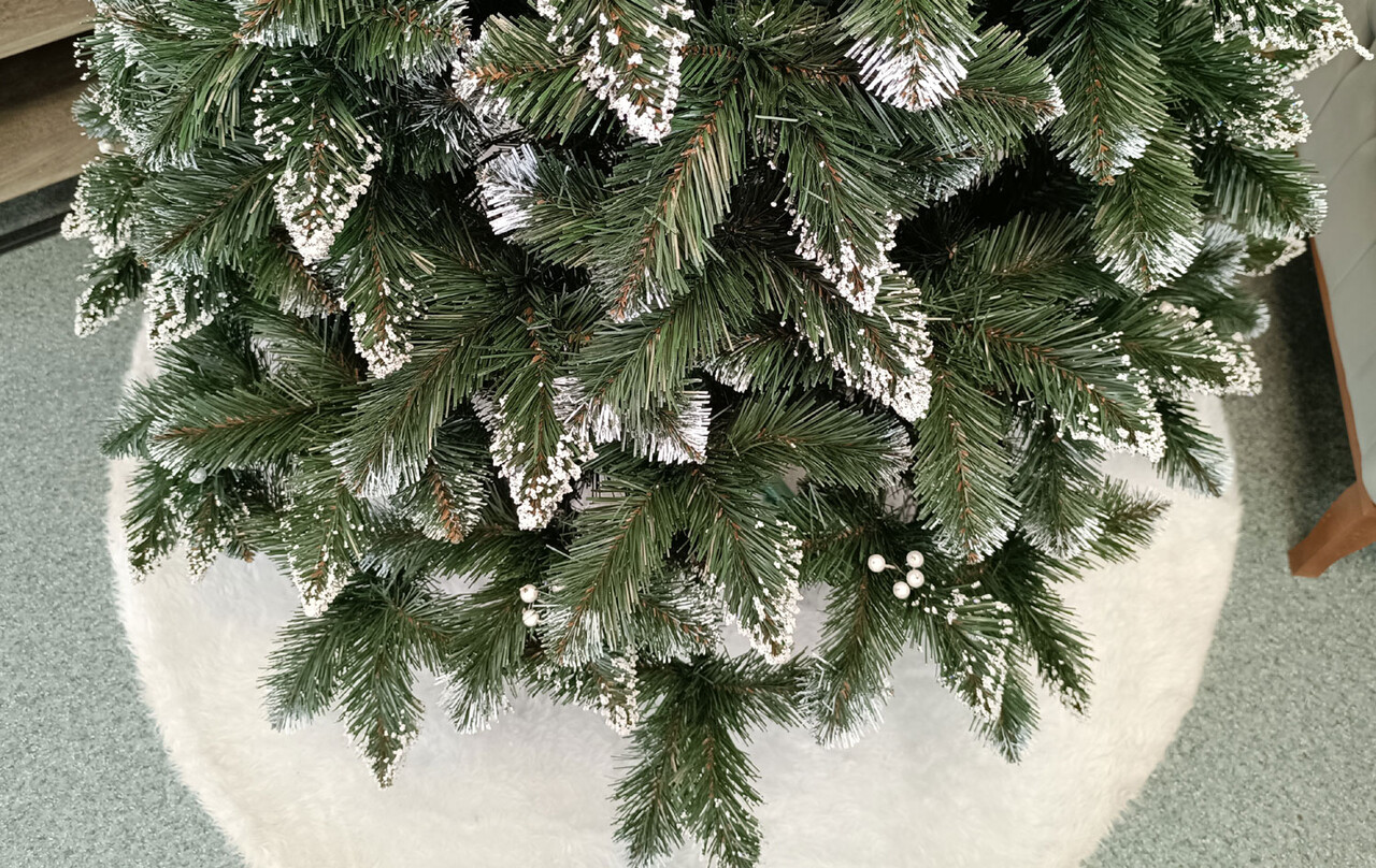 Brad artificial Christmas Deluxe by Sersimo, Crystal nins cu merisoare, 2D, 220cm — imaginea 7