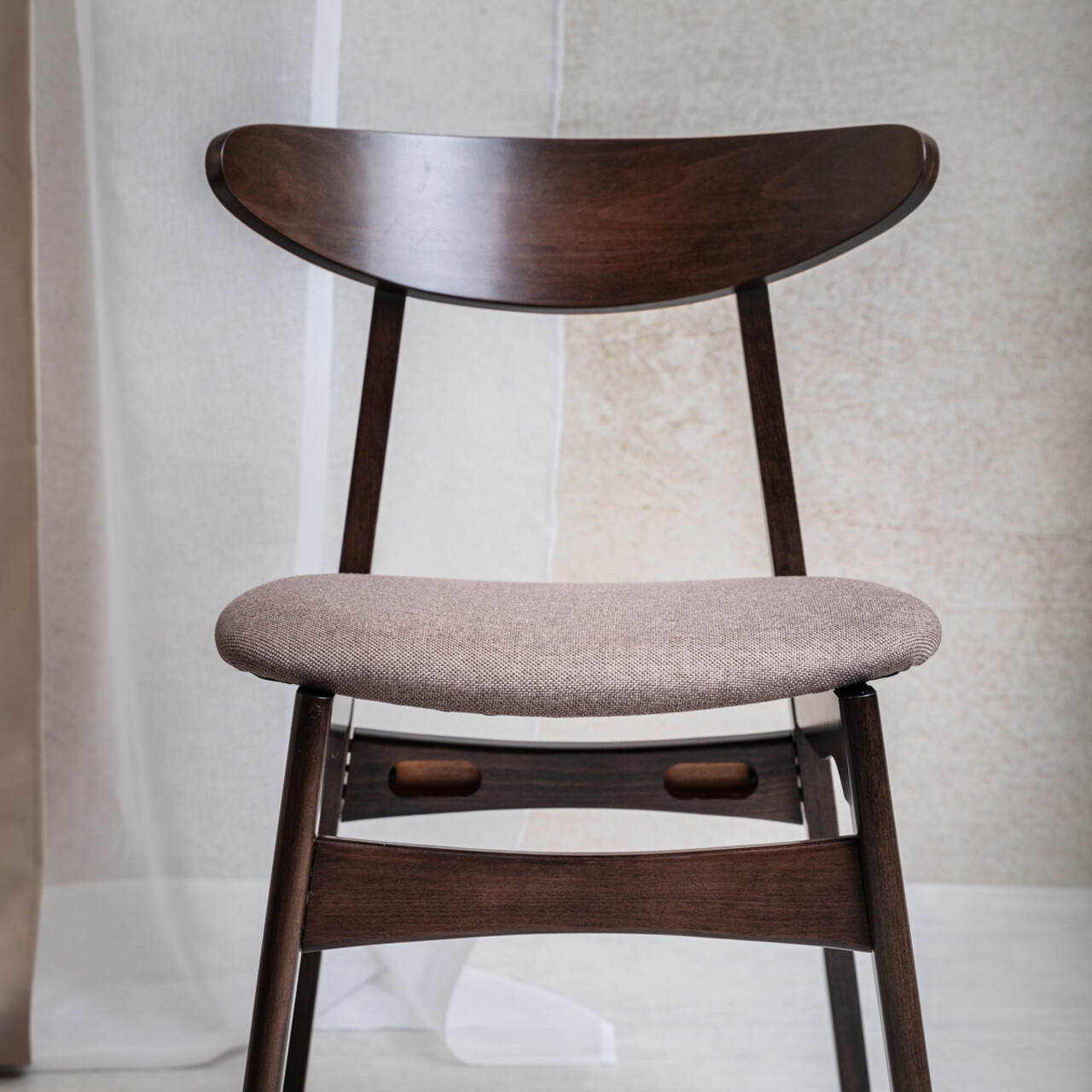 Scaun Eroso, Homla, 48x55.5x74.8 cm, poliester/lemn, maro inchis/bej