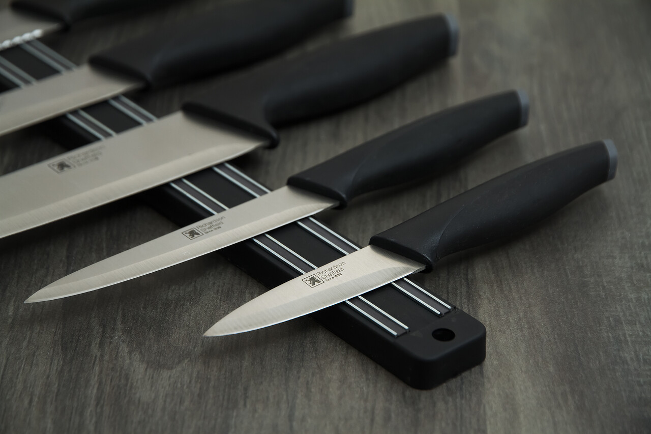 Set 5 cutite si suport magnetic Advantage, Richardson Sheffield, 9 cm/11 cm/20 cm, inox 13/0, negru
