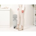 Cos de gunoi cu pedala, Brabantia, StepUp, 10 L, 26.5x20.3x38.1 cm, polipropilena, gri deschis