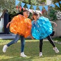 Set 2 mingi gonflabile cu protectie antisoc pentru joaca, Bumper Bubble Ball Bumpoy InnovaGoods, Ø62 cm, albastru/portocaliu