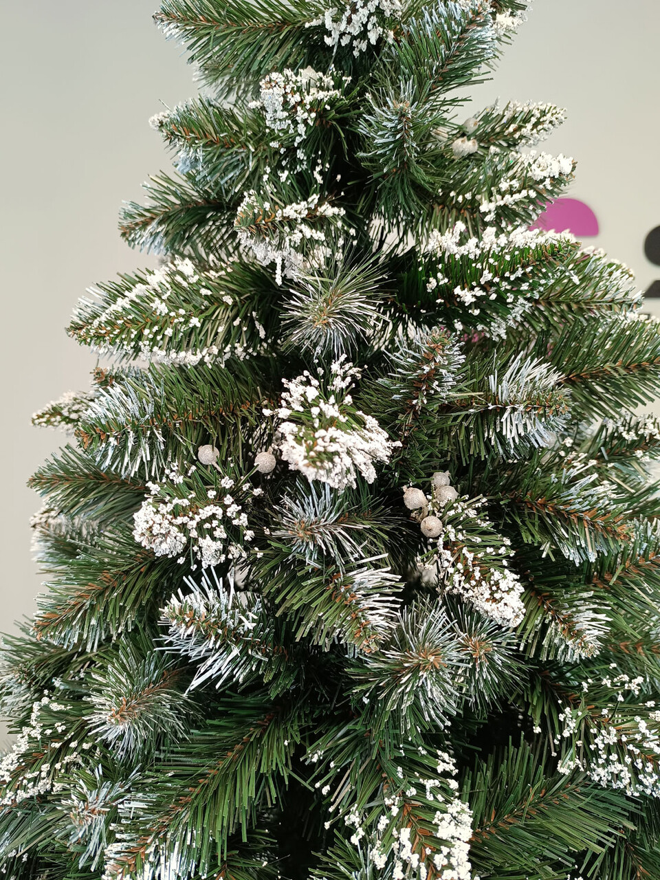 Brad artificial Christmas Deluxe by Sersimo, Crystal nins cu merisoare, 2D, 220cm — imaginea 3