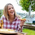Cuptor de pizza pe peleti cu accesorii Pizzahven, InnovaGoods, pentru exterior, 42 x 81 x 80 cm, piatra/lemn/inox, negru