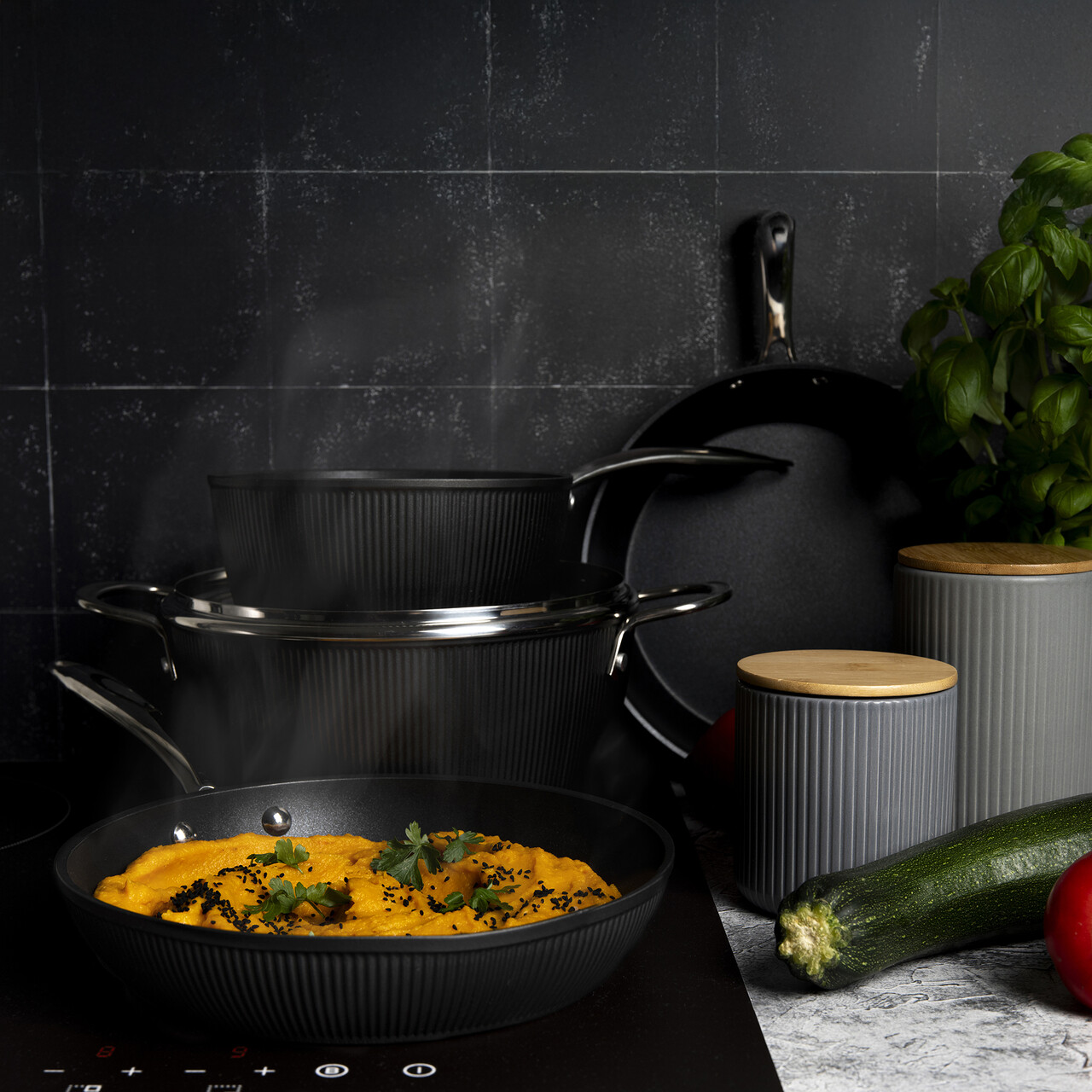 Cratita cu capac Curly, Ambition, 18 cm, 1.7 L, aluminiu, negru - imagine 3