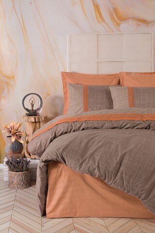 Lenjerie de pat dubla, 6 piese, 200×220 cm, 100% bumbac ranforce, cu detalii brodate, Cotton Box, Hazel, rosu caramiziu 100