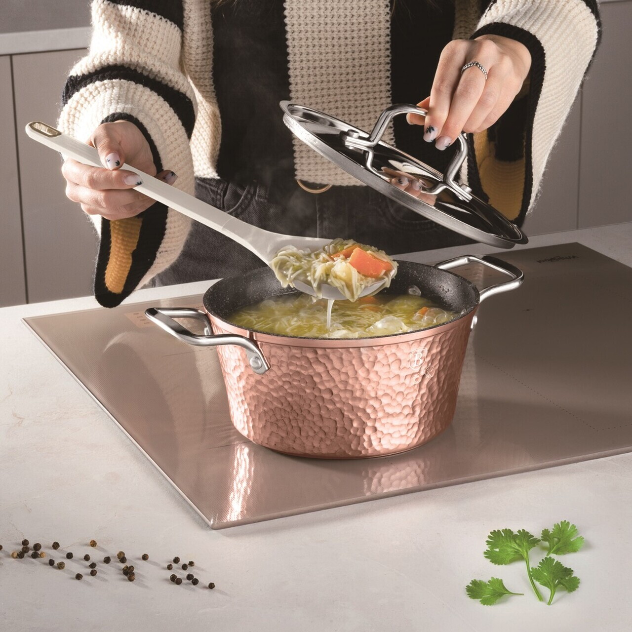Oala cu capac Berlinger Haus, Hammered Copper, 20 cm, 2.5 L, aluminiu forjat, cupru