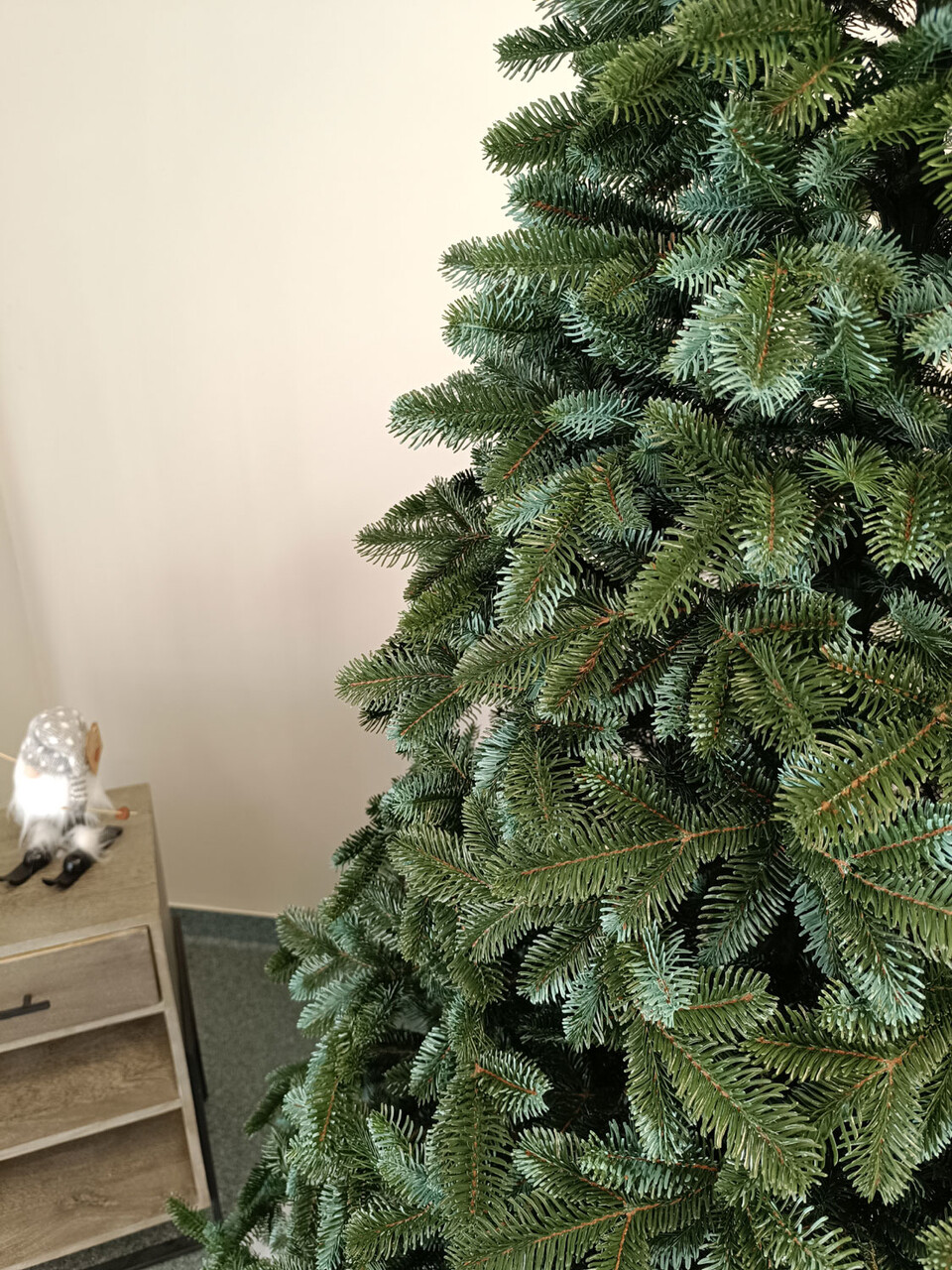 Brad artificial Christmas Deluxe by Sersimo, Canada argintiu, 3D, 210cm - view 19